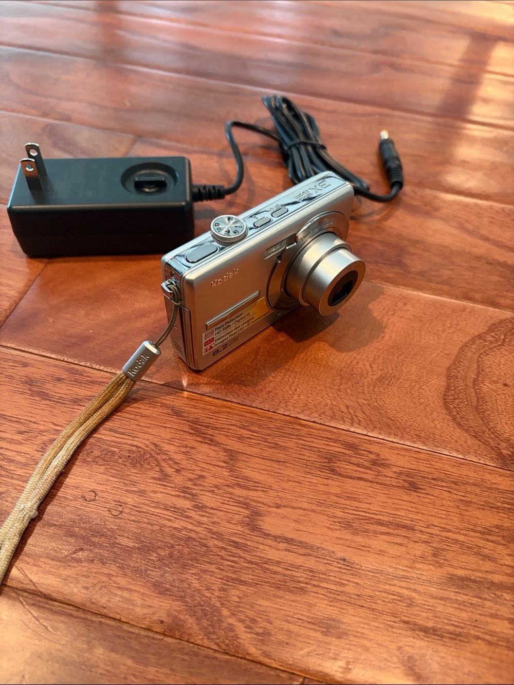 Kodak EasyShare M863 Digital Camera 8.2 Mega Pixels 3X Optical Zoom